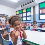 Prefeitura já climatizou 28 escolas da rede municipal de ensino em Lauro de Freitas; vereador César Grandão parabeniza a iniciativa