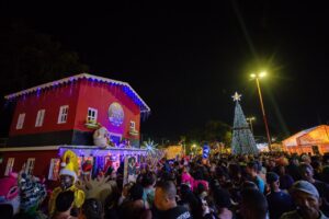 Multidão prestigia abertura do Natal Mágico na Praça da Matriz em Lauro de Freitas
