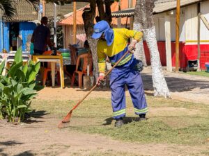 Praia de Buraquinho recebe mutirão de limpeza para os festejos de Iemanjá