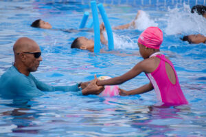 Prefeitura de Lauro de Freitas retoma atividades de natação na Arena Aquática após recesso escolar