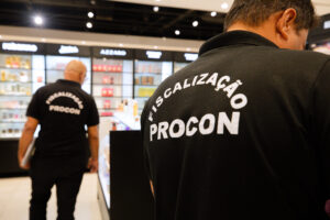 Procon de Lauro de Freitas fiscaliza comércio para garantir direitos das consumidoras às vésperas do Dia da Mulher