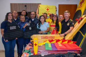 Prefeita Débora Regis entrega novos equipamentos para a Guarda Municipal e Salva-vidas, reforçando a segurança