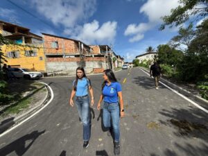 Prefeita Débora Regis visita Rua Gualberto Peixoto e destaca avanço na infraestrutura de Lauro de Freitas