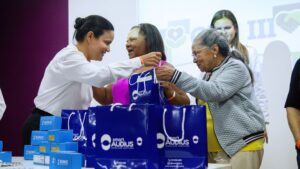 Prefeitura de Lauro de Freitas, sob gestão da prefeita Débora Régis, entrega 386 aparelhos auditivos e transforma a vida de cerca de 200 pacientes do CER III