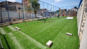 Prefeitura avança na implantação de campo de grama sintética na Praça Santa Bárbara