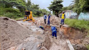 Requalificação da Rua Tramandaí atinge 50% de execução do sistema de drenagem em Vilas do Atlântico
