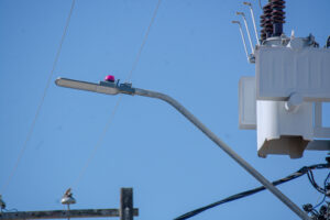 Programa Banho de Luz já instala cerca de 600 luminárias e transforma Miragem, Buraquinho e Vilas do Atlântico