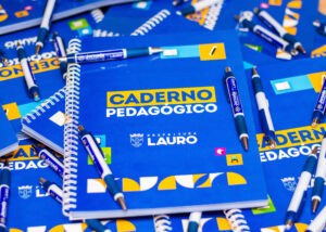 Professores da rede municipal recebem kit pedagógico para fortalecer o planejamento escolar
