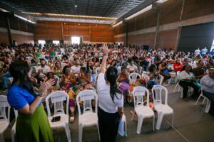 Débora Regis anuncia aumento de 5,4% para professores da rede municipal e reforça valorização do magistério em Lauro de Freitas