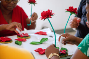 CRAS Itinga II estimula criatividade com a oficina de flores para mulheres assistidas pelo equipamento