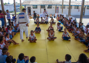 Aulas de judô chegam à rede municipal de Lauro de Freitas como ferramenta de inclusão, disciplina e formação cidadã