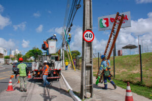 Prefeitura realiza mais uma operação para retirada de cabos e fios irregulares nos postes de energia elétrica