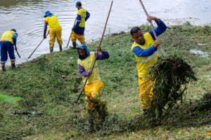 Prefeitura realiza limpeza preventiva de canal em vias do município
