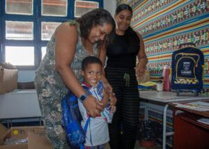 Famílias de Lauro de Freitas aprovam entrega inédita de fardamento e kits escolares da rede municipal
