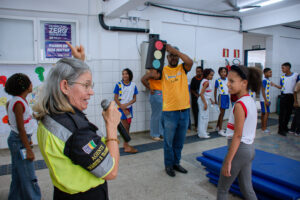Maio Amarelo leva aprendizado e diversão sobre segurança no trânsito para estudantes da Escola Jardim Ipitanga