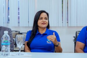 Prefeita Débora Regis anuncia aumento de 10% para servidores de Lauro de Freitas no Dia do Trabalhador