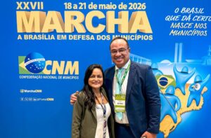 Ao lado da prefeita Débora Régis, vereador César Grandão marca presença no maior evento municipalista da América Latina