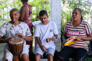 Apresentação musical em homenagem ao Dia das Mães emociona usuários e familiares no CAPS II
