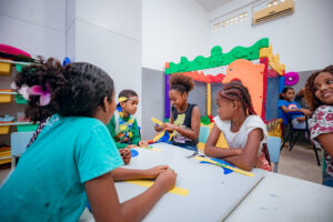 Crianças assistidas pelo SCFV participam de atividades lúdicas para estimular a interação e criatividade
