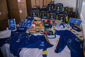 Lauro de Freitas realiza entrega histórica de fardamento e kits escolares para estudantes da rede municipal