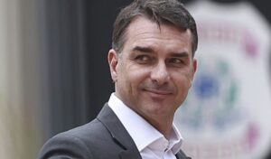 Petistas acionam PF e STF para impedir Flávio Bolsonaro de visitar Trump a pedido da Casa Branca