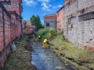 Prefeitura intensifica limpeza do canal do Rio Goró para prevenir alagamentos em Itinga