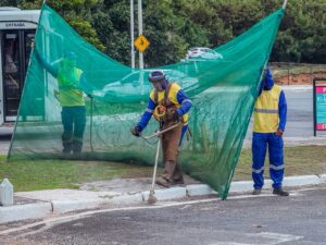 Prefeitura de Lauro de Freitas inicia a semana com força-tarefa de limpeza urbana
