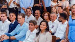Elinaldo Araújo participa de missa em celebração aos 64 anos de Lauro de Freitas ao lado de Débora Régis e ACM Neto