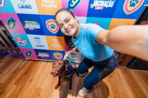 Prefeitura de Lauro de Freitas vacina mais de 5 mil cães e gatos contra raiva e inaugura novo espaço pet