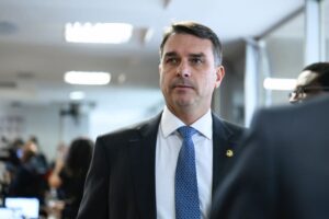 Flávio Bolsonaro promete manter Bolsa Família para quem conseguir emprego com carteira assinada