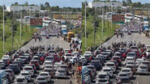 Manifestantes bloqueiam trecho da Paralela e cobram justiça por morte de Léo Lanches durante convenção de Jerônimo