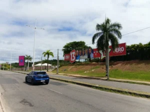 Justiça manda retirar outdoor de Jerônimo na Paralela e acende alerta sobre possível abuso de poder econômico