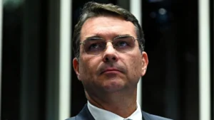 Flávio Bolsonaro promete acabar com auxílio-reclusão para famílias de presos e destinar recurso às vítimas dos criminosos 